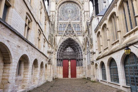 Foto de Rouen, Francia - 01 de octubre de 2022: Portal lateral de la Catedral de Rouen. Es una iglesia católica y la sede del arzobispo de Rouen, primado de Normandía en Rouen, Normandía, Francia. - Imagen libre de derechos