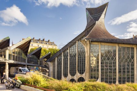 Foto de Rouen, Francia - 01 de octubre de 2022: Iglesia moderna de Santa Juana de Arco en Rouen. Diseñado por Louis Arretche, fue completado en 1979 en el centro de la antigua plaza del mercado. - Imagen libre de derechos