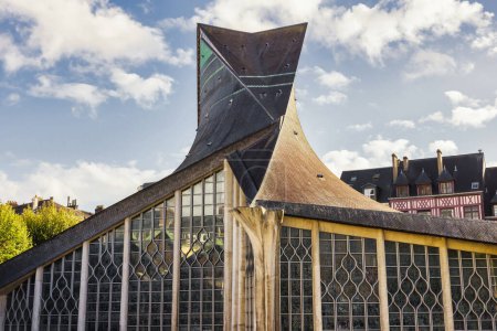 Téléchargez les photos : Rouen, France - 01 octobre 2022 : Église moderne Sainte Jeanne d'Arc à Rouen. Conçu par Louis Arretche, il a été achevé en 1979 au centre de l'ancienne place du marché. - en image libre de droit