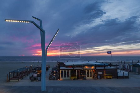 Téléchargez les photos : La Haye, Pays-Bas - 21 avril 2016 : bar de plage sur la plage de Scheveningen. Scheveningen est un quartier de La Haye et est célèbre pour sa longue plage, esplanade et jetée - en image libre de droit