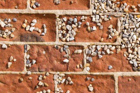 Téléchargez les photos : Texture de fond d'un sol pavé de briques, avec des cailloux isolés - en image libre de droit