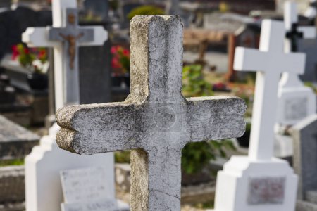 Téléchargez les photos : Photo d'une pierre tombale en béton sur un cimetière - en image libre de droit