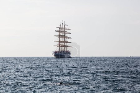 Téléchargez les photos : Image d'une barque à cinq mâts sur la mer - en image libre de droit