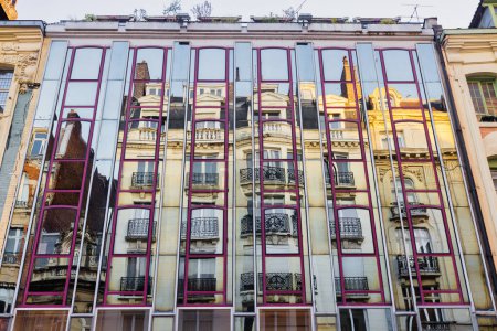 Foto de Imagen de un edificio antiguo que se refleja en una fachada de espejo en Lille, Francia - Imagen libre de derechos