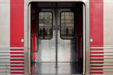 Foto de Imagen con una puerta abierta de un compartimento del tren - Imagen libre de derechos