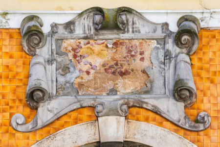 Téléchargez les photos : Photo d'un cadre en pierre ornementale antique au-dessus d'une porte à Lisbonne, Portugal - en image libre de droit