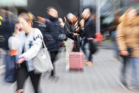 Foto de Imagen con efecto zoom de la gente de compras en una zona peatonal de una ciudad abarrotada - Imagen libre de derechos