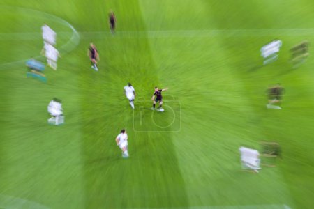 Téléchargez les photos : Vue grand angle d'une scène de jeu lors d'un match de football avec effet de zoom - en image libre de droit