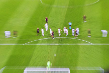 Téléchargez les photos : Vue grand angle d'une scène de jeu lors d'un match de football avec effet de zoom - en image libre de droit