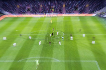 Hochwinkelaufnahme einer Spielszene bei einem Fußballspiel mit Zoomeffekt