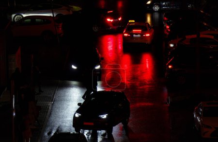 Téléchargez les photos : Photo de voitures et de taxis en attente de passagers dans une gare la nuit - en image libre de droit