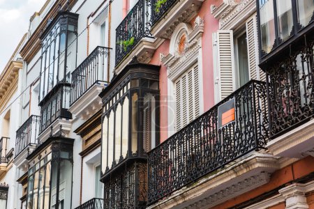 Foto de Fachada con ventanales y balcones de casas históricas en Sevilla, España - Imagen libre de derechos