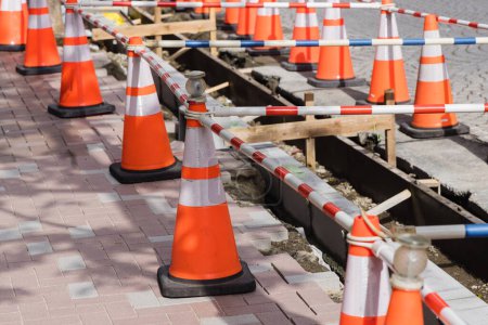 Téléchargez les photos : Photo d'un chantier routier avec cônes de circulation et ruban d'avertissement - en image libre de droit