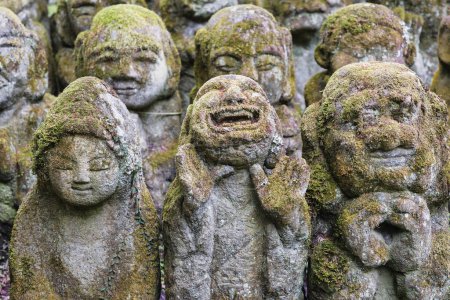 Foto de Imagen de estatuas budistas de piedra rakan en el templo Otagi Nenbutsu-ji en Arashiyama, Kyoto, Japón - Imagen libre de derechos
