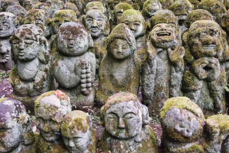 Téléchargez les photos : Photo de statues bouddhistes en pierre rakan au temple Otagi Nenbutsu-ji à Arashiyama, Kyoto, Japon - en image libre de droit