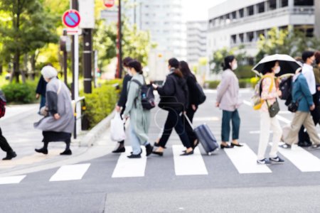 Foto de Fuera de foco imagen de una multitud de personas cruzando una calle de la ciudad en Tokio, Japón - Imagen libre de derechos