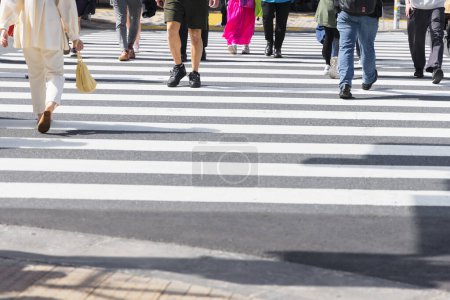 Téléchargez les photos : Photo d'une foule traversant une rue de la ville au croisement du zèbre - en image libre de droit