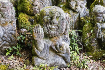 Téléchargez les photos : Photo de statues bouddhistes en pierre rakan au temple Otagi Nenbutsu-ji à Arashiyama, Kyoto, Japon - en image libre de droit