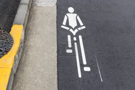 Foto de Señal de un ciclista en el asfalto de una carretera urbana - Imagen libre de derechos