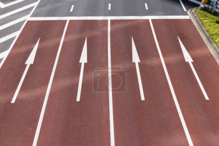 Téléchargez les photos : Vue aérienne d'une route à voies multiples vide avec des flèches de direction - en image libre de droit