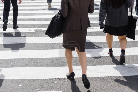 Foto de Imagen de gente de negocios que está cruzando una calle de la ciudad - Imagen libre de derechos