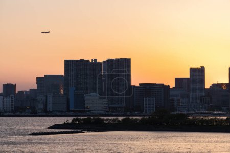 Téléchargez les photos : Photo avec une vue d'Odaiba, Tokyo, sur la baie à l'horizon de Tokyo au coucher du soleil - en image libre de droit