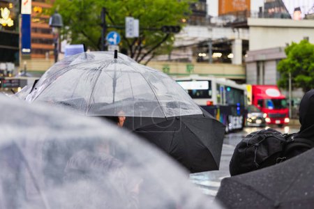 Foto de Foto de personas con paraguas en el cruce Shibuya en Tokio, Japón - Imagen libre de derechos