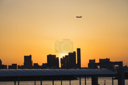 Téléchargez les photos : Photo avec une vue d'Odaiba, Tokyo, sur la baie à l'horizon de Tokyo au coucher du soleil - en image libre de droit