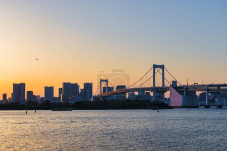 Téléchargez les photos : Image du pont arc-en-ciel à Tokyo, Japon, au coucher du soleil - en image libre de droit