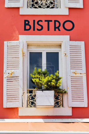 Téléchargez les photos : Photo d'une façade d'une maison française avec le mot Bistro au-dessus de la fenêtre - en image libre de droit