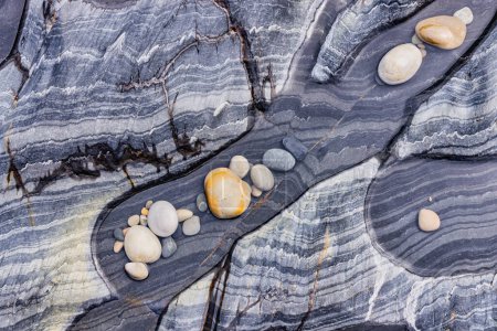 Téléchargez les photos : Image de structures rocheuses avec canaux d'eau et pierres sur une côte rocheuse - en image libre de droit