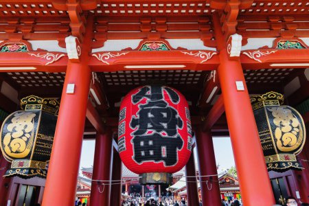 Téléchargez les photos : Tokyo, Japon - 09 avril 2023 : entrée du temple Senso-ji avec une foule de visiteurs non identifiés. C'est un ancien temple bouddhiste situé à Asakusa, Tokyo, Japon. C'est le plus ancien temple de Tokyo - en image libre de droit