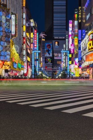 Téléchargez les photos : Tokyo, Japon - 09 avril 2023 : vue sur la rue à Kabukicho, Shinjuku, Tokyo, la nuit. Kabukicho est un quartier de divertissement à Shinjuku. La région a de nombreux cinémas et est l'emplacement de nombreux clubs hôtes et hôtesses, hôtels amour - en image libre de droit