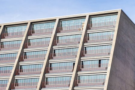 Foto de Imagen de la fachada de un edificio de oficinas adosado con balcones - Imagen libre de derechos