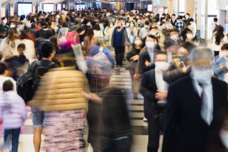 Téléchargez les photos : Photo d'une foule de personnes marchant dans un passage souterrain du métro à Tokyo, Japon - en image libre de droit