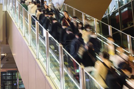 Foto de Imagen de multitudes de personas en una escalera mecánica que conduce a una estación de metro - Imagen libre de derechos