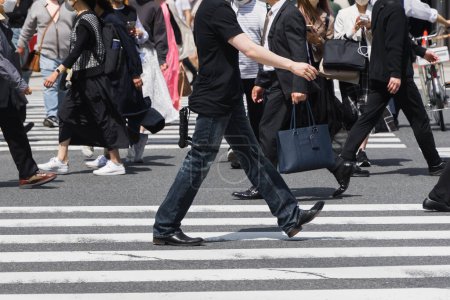Foto de Imagen de multitudes de personas cruzando una calle de la ciudad en el cruce de cebra en Tokio, Japón - Imagen libre de derechos