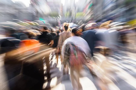 Foto de Imagen con cámara hecha efecto zoom de multitudes de personas cruzando el cruce de Shibuya en Tokio, Japón - Imagen libre de derechos