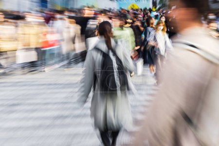 Téléchargez les photos : Image avec appareil photo fait effet de zoom de foules de personnes traversant le terminal Shibuya à Tokyo, Japon - en image libre de droit