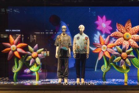 Téléchargez les photos : Osaka, Japon - 13 avril 2023 : vitrine d'un magasin Louis Vuitton la nuit. Louis Vuitton est une maison de couture de luxe française fondée en 1854 - en image libre de droit