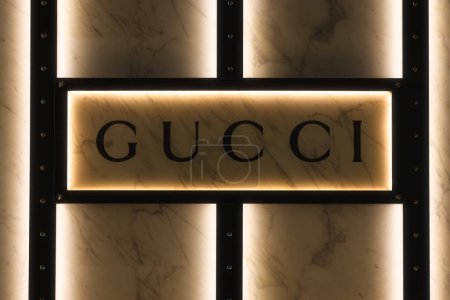 Téléchargez les photos : Osaka, Japon - 13 avril 2023 : façade moderne illuminée avec le lettrage de Gucci à Osaka. Gucci est une maison de couture italienne de luxe basée à Florence, en Italie. - en image libre de droit