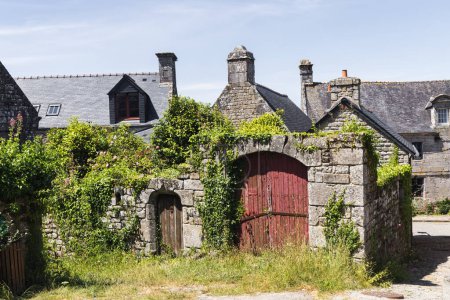 Foto de Imagen de antiguos edificios de piedra en el casco antiguo histórico de Locronan, Francia - Imagen libre de derechos