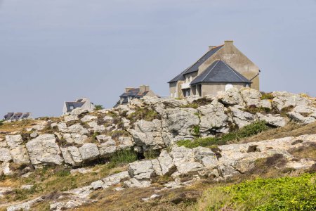 Foto de Casas en la costa rocosa de la península de Crozon, Bretaña, Francia, cerca de la ciudad de Camaret-sur-Mer - Imagen libre de derechos