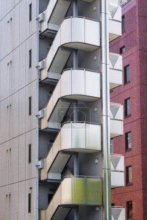 Téléchargez les photos : Photo d'un immeuble résidentiel de grande hauteur avec escalier extérieur à Tokyo, Japon - en image libre de droit