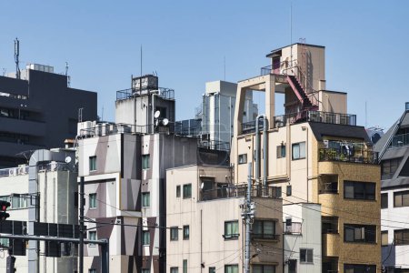 Téléchargez les photos : Photo d'un paysage urbain avec des bâtiments résidentiels typiques de grande hauteur à Tokyo, Japon - en image libre de droit