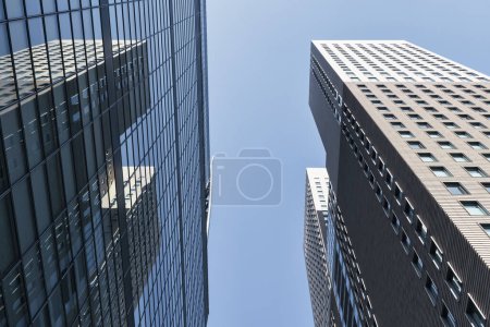 Téléchargez les photos : Photo avec une vue à faible angle des gratte-ciel à Tokyo, Japon - en image libre de droit