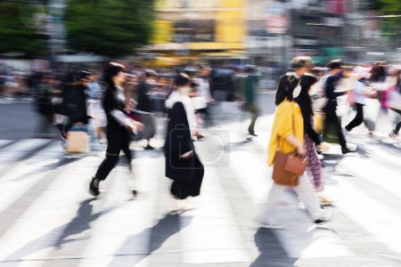 Foto de Imagen con efecto de desenfoque de movimiento de multitudes de personas cruzando el famoso cruce de Shibuya en Tokio, Japón - Imagen libre de derechos