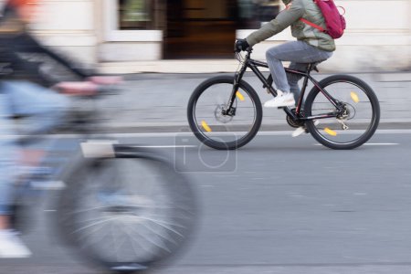 Foto de Imagen de ciclistas en movimiento en una calle de la ciudad - Imagen libre de derechos