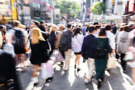 Foto de Imagen con efecto de desenfoque de movimiento de multitudes de personas cruzando el famoso cruce de Shibuya en Tokio, Japón - Imagen libre de derechos