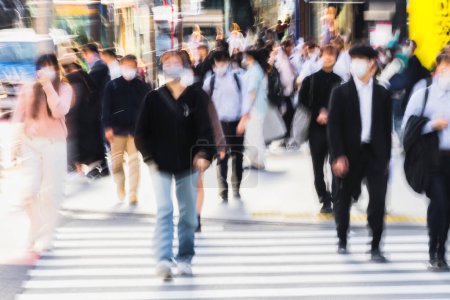 Foto de Imagen con efecto de desenfoque de movimiento de multitudes de personas cruzando una calle de la ciudad en Tokio, Japón - Imagen libre de derechos